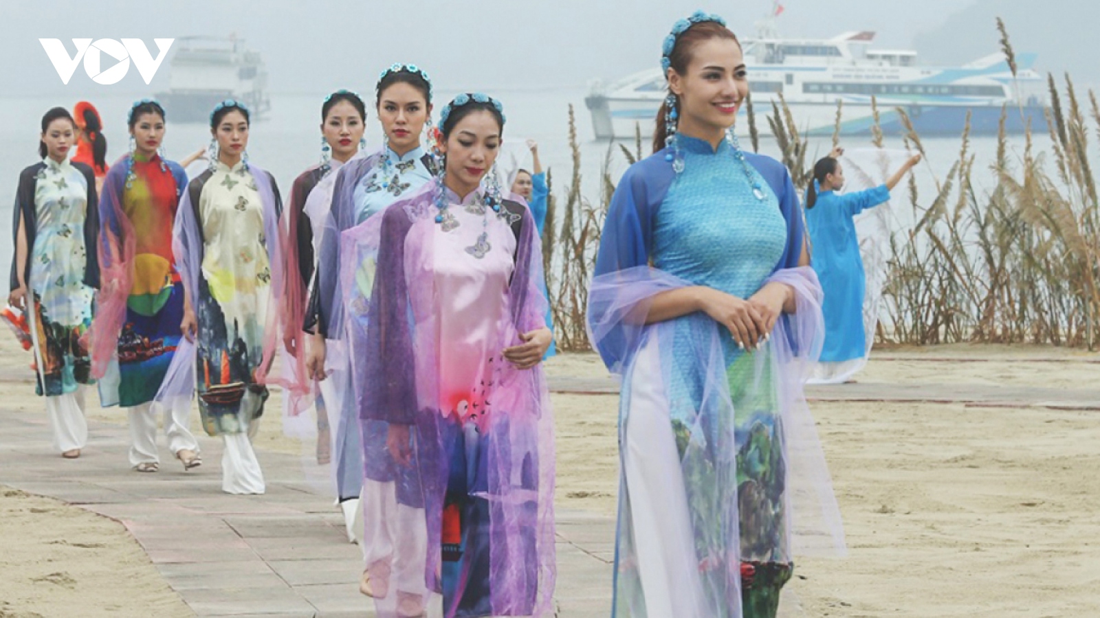 Ao Dai Festival excites crowds in Quang Ninh province